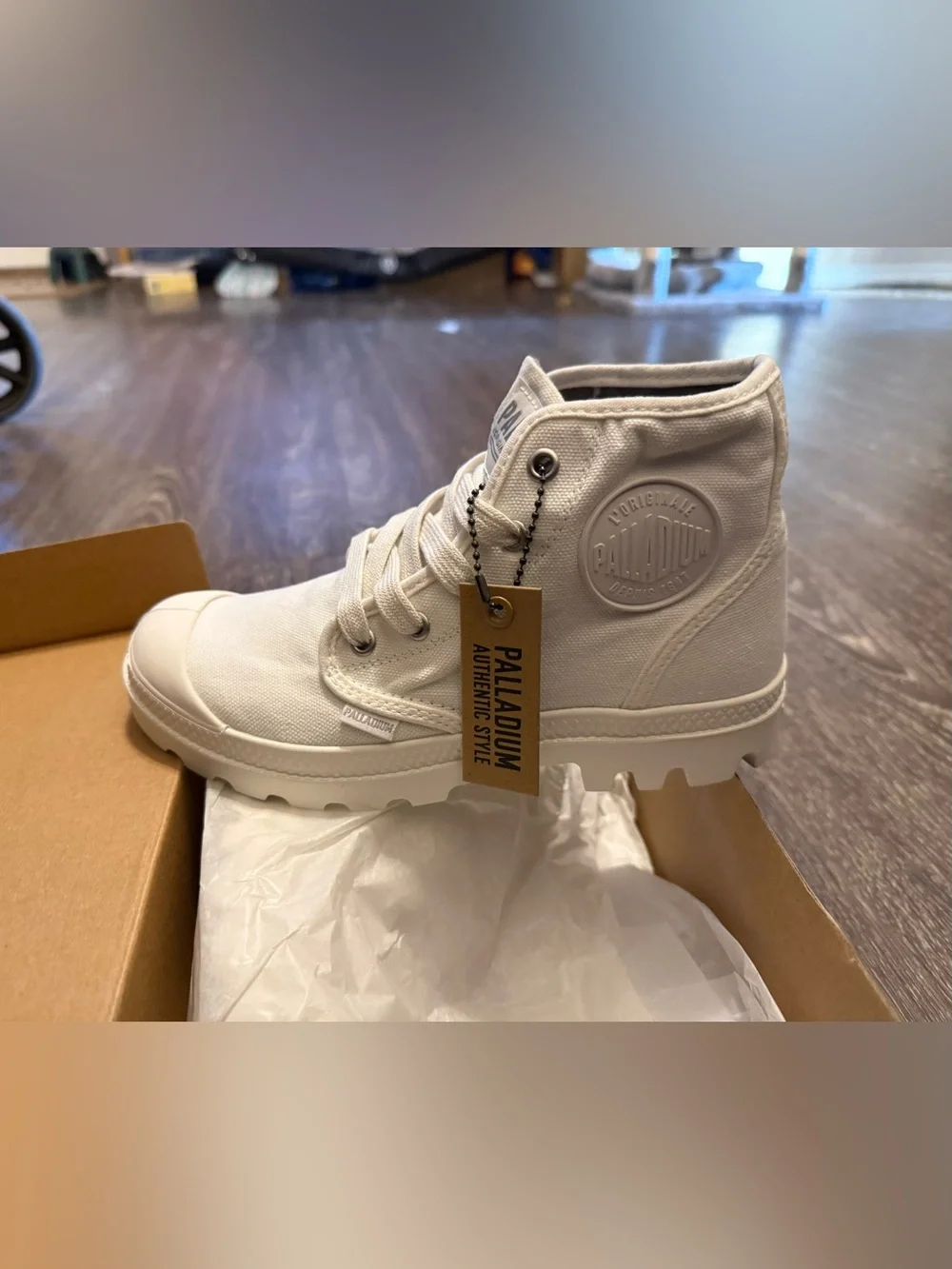Palladium Boots Womens Med Star White Pampa Hi Top Lace Up New 6.5 box flawed